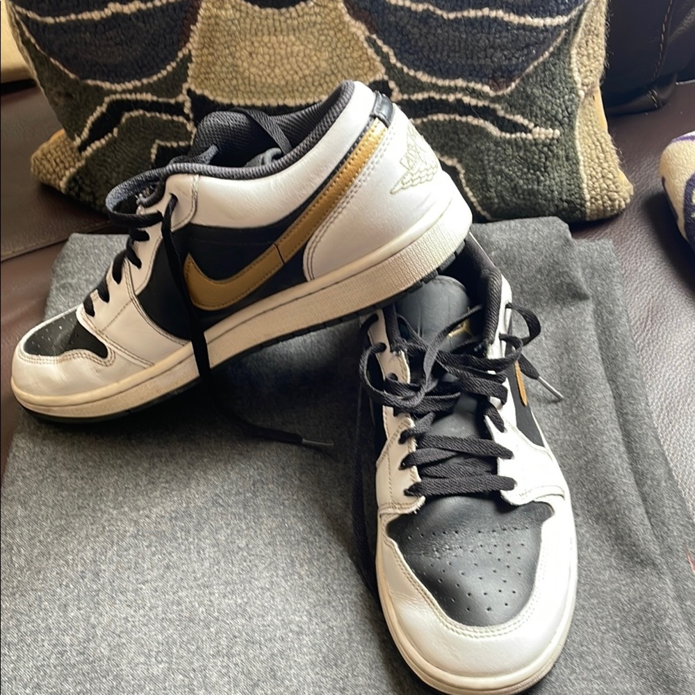 Nike Air Jordan’s Metallic Gold Swoosh Size 11.5